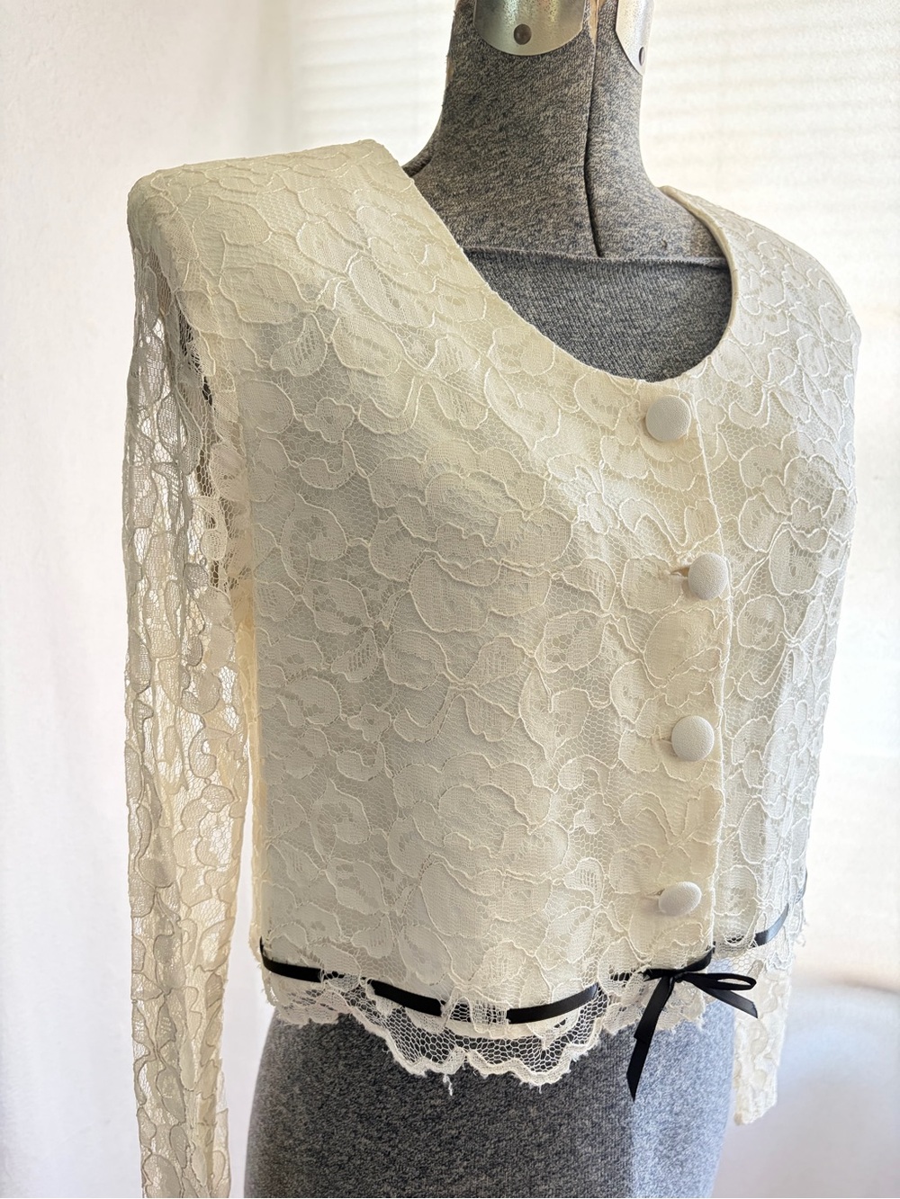 Vintage 90s CDC ivory cropped lace jacket/shirt with ribbon detail - Picture 2 of 12